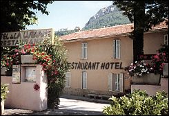 vue de l'hotel l'entrée rond-point Jean Moulin