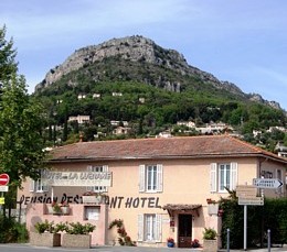 vue de l'hotel l'entrée rond-point Jean Moulin